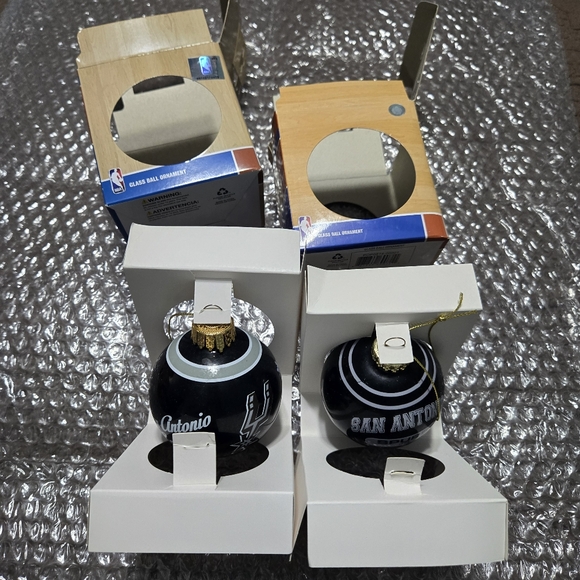 Lot of 2 San Antonio Spurs Ornament Glass Ball happy holiday ornaments - Picture 2 of 5